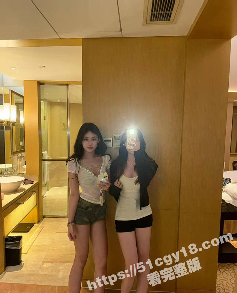 大神带00后姐妹花公厕双飞 颜值身材绝顶骚母狗 被大神野战猛操爽到飞起！
