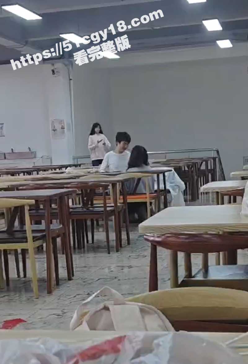 大学食堂情侣当场上演成人片 激情舌吻跪着给男友撸管 钻桌底含鸡巴 偷拍视频火遍全网！
