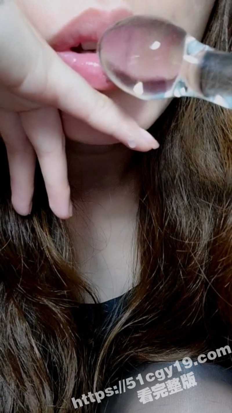 御姐网黄 闵儿 演绎母子乱伦 黑丝诱惑淫语挑逗 骚逼被多种自慰器轮番伺候高潮不停！