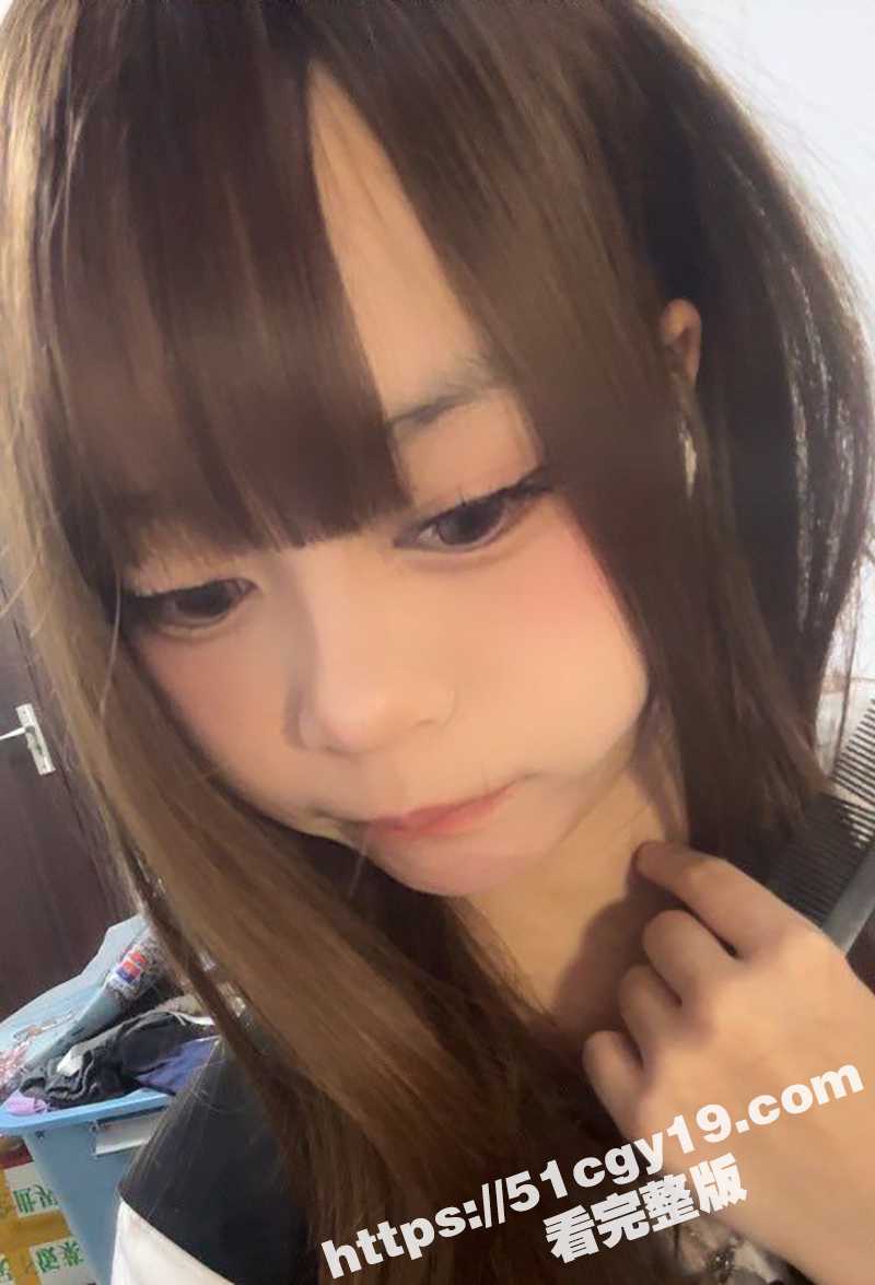 杭州高校大三学姐 从清纯女神秒变泄密女主 粉嫩美乳露出视频被金主曝光 迷倒一片学弟！