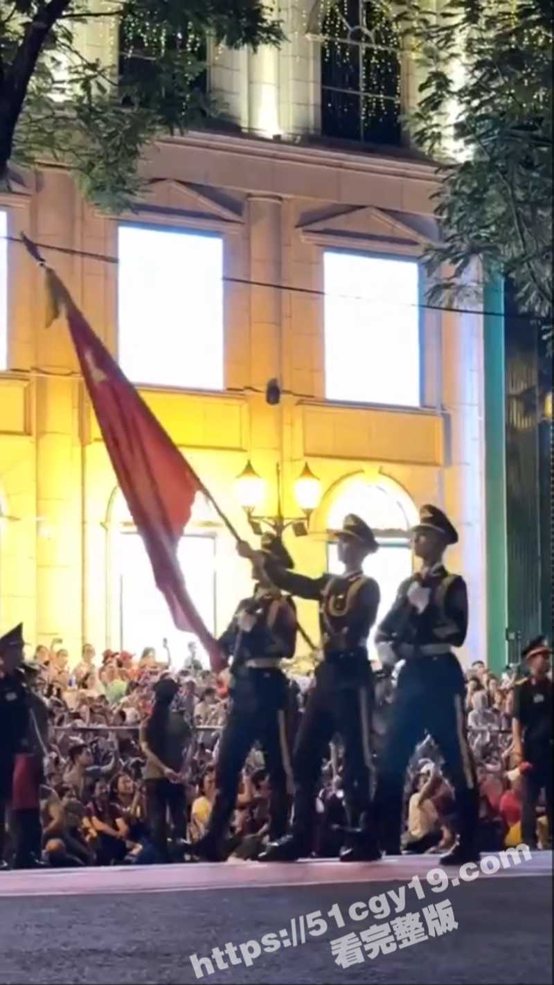 中国仪仗队越南阅兵彩排 英姿飒爽引得众多越南妹妹 疯狂示爱组团求老公！