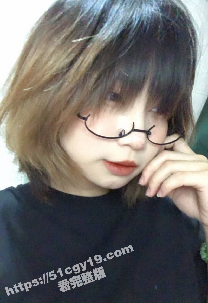 越南网红眼镜妹直播狂揉巨奶 纯天然真胸又大又软 绝对好rua到爆！