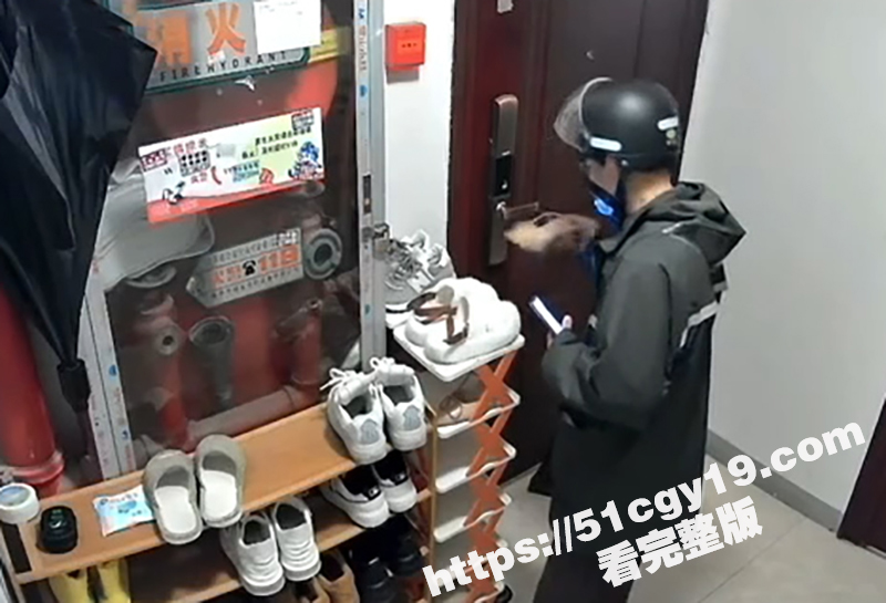 变态男楼道舔鞋视频 (8)