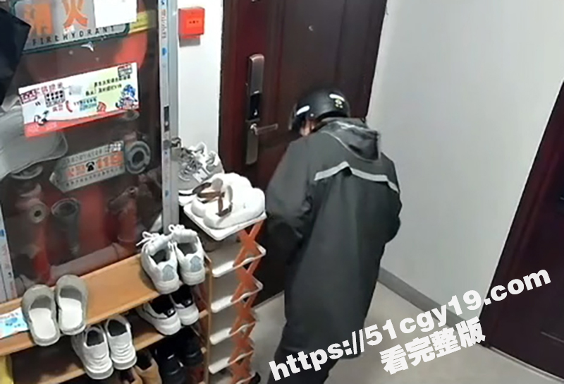 变态男楼道舔鞋视频 (6)