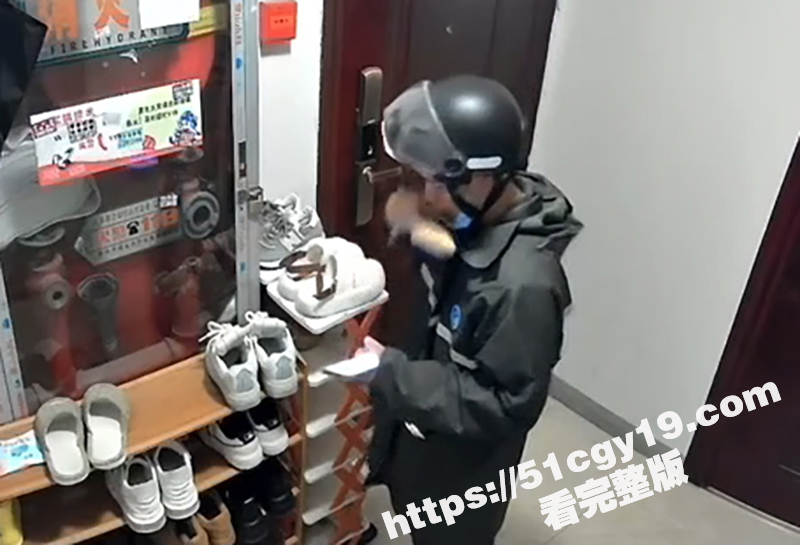 变态男楼道舔鞋视频 (5)