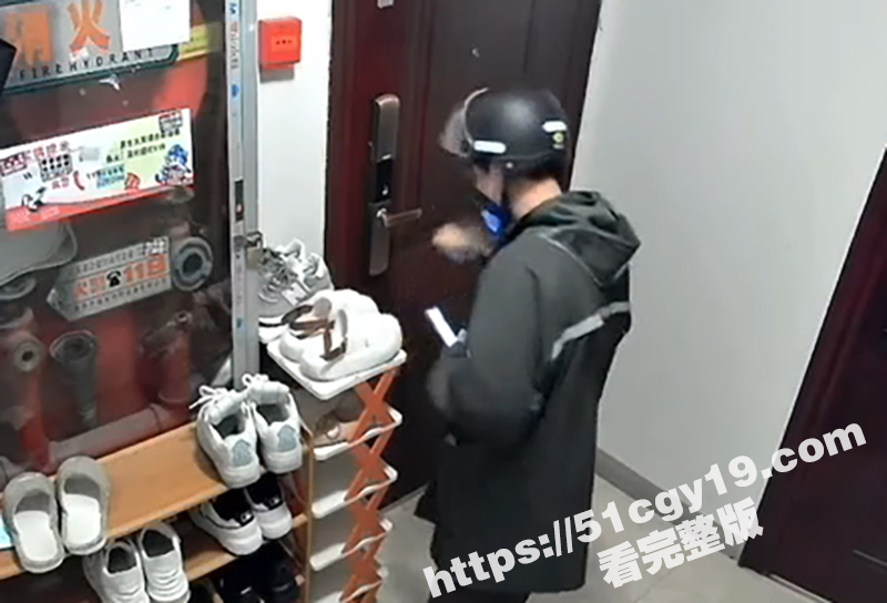 变态男楼道舔鞋视频 (7)