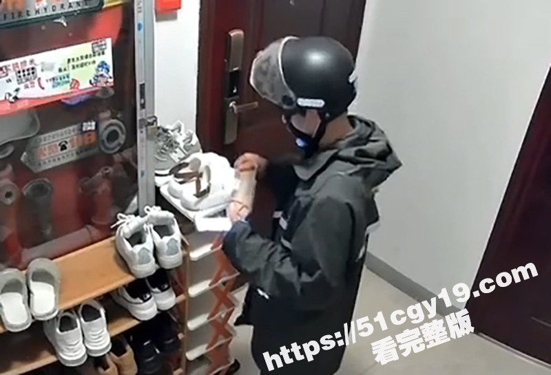 变态男楼道舔鞋视频 (4)
