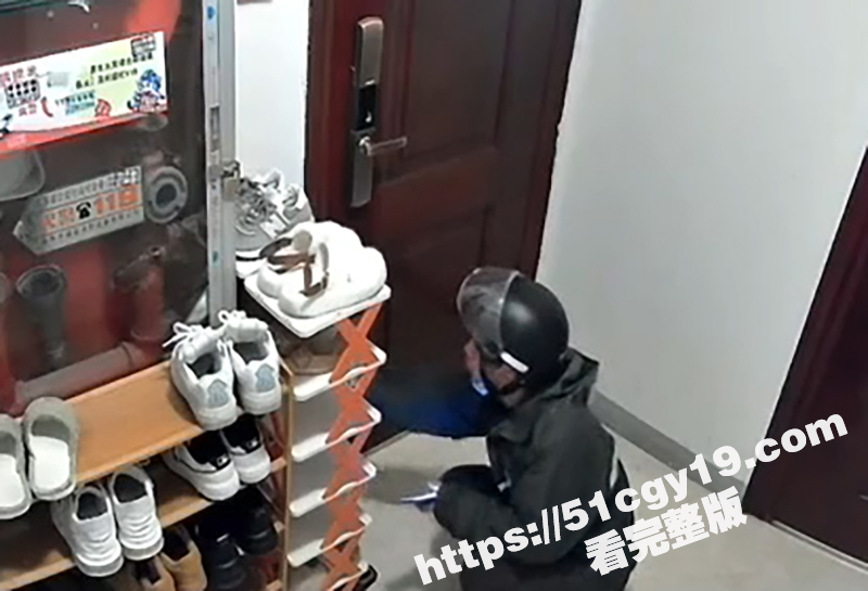 变态男楼道舔鞋视频 (2)