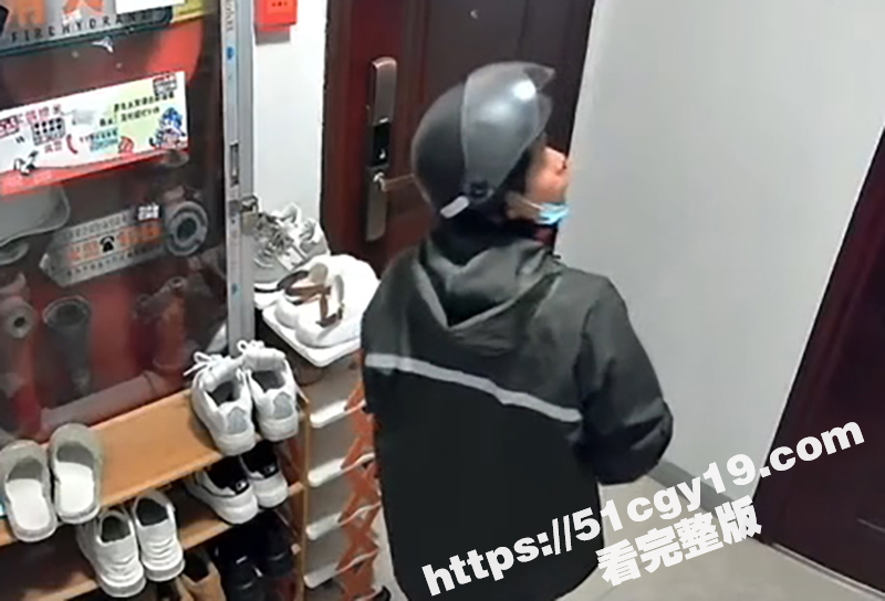 变态男楼道舔鞋视频 (3)