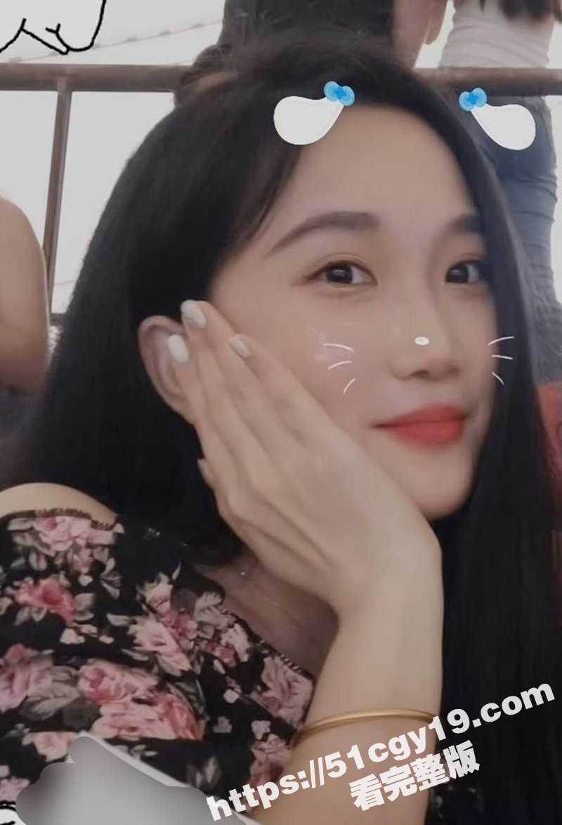 00后女大学生 钟嘉怡 不光颜值高身材还十分辣 与金主做爱时还拿着按摩棒刺激阴蒂 十足的反差母狗！