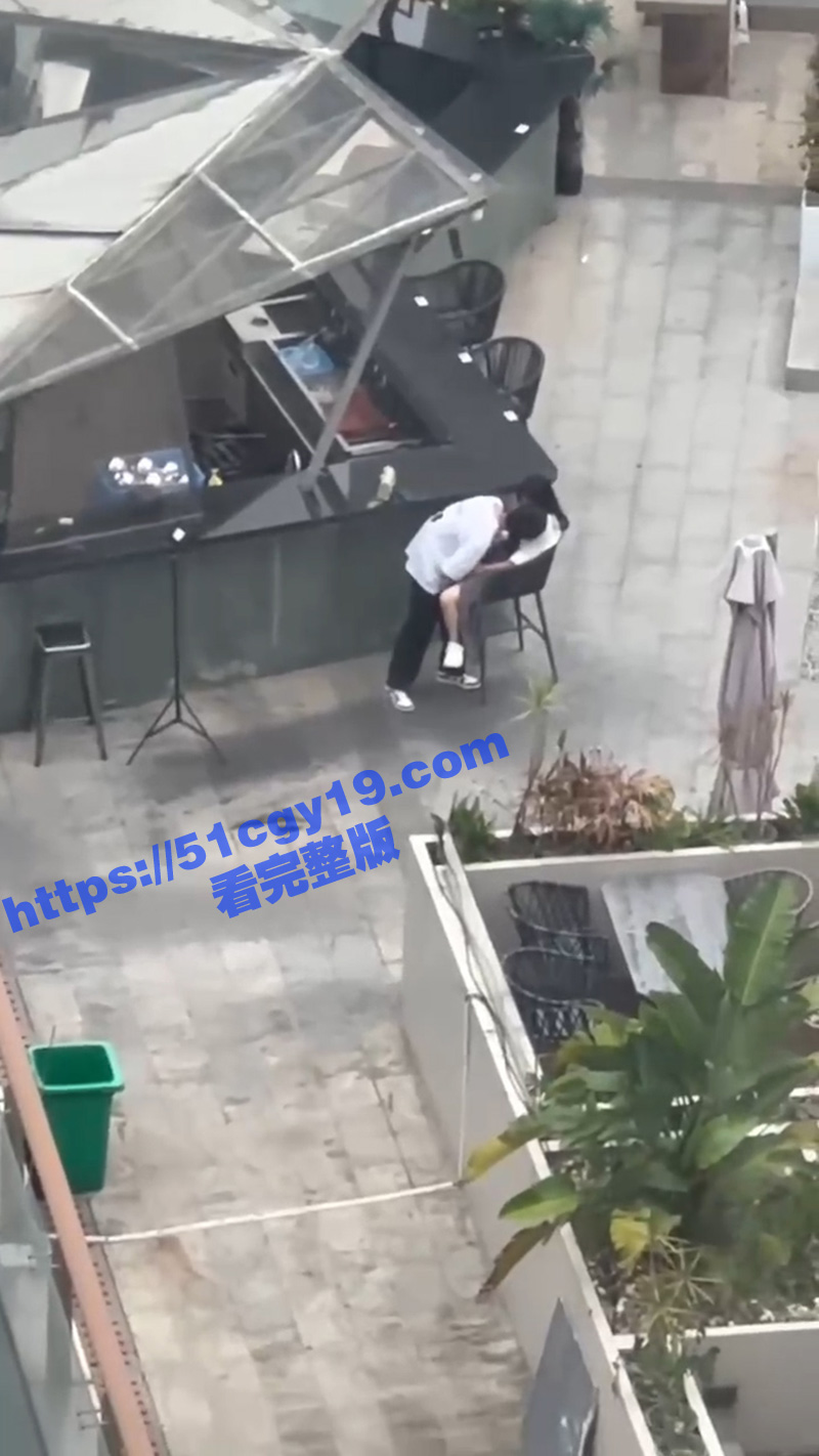 情侣当众发骚！男友大庭广众下给女友抠逼 高潮抽搐视频引爆全网！