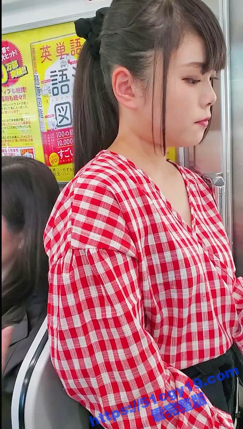 地铁偷拍清纯美少女漏奶视频 白嫩美乳暴露无遗 竟然不穿内衣出门 简直不要太骚！
