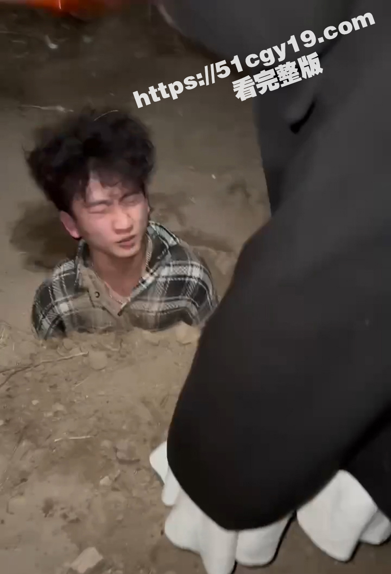 活埋精神小伙 (4) 拷贝