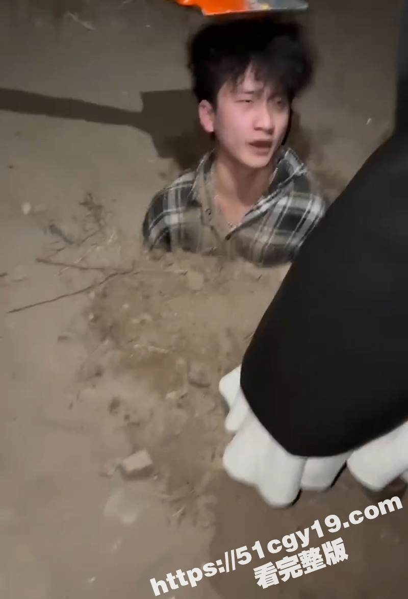 活埋精神小伙 (3) 拷贝
