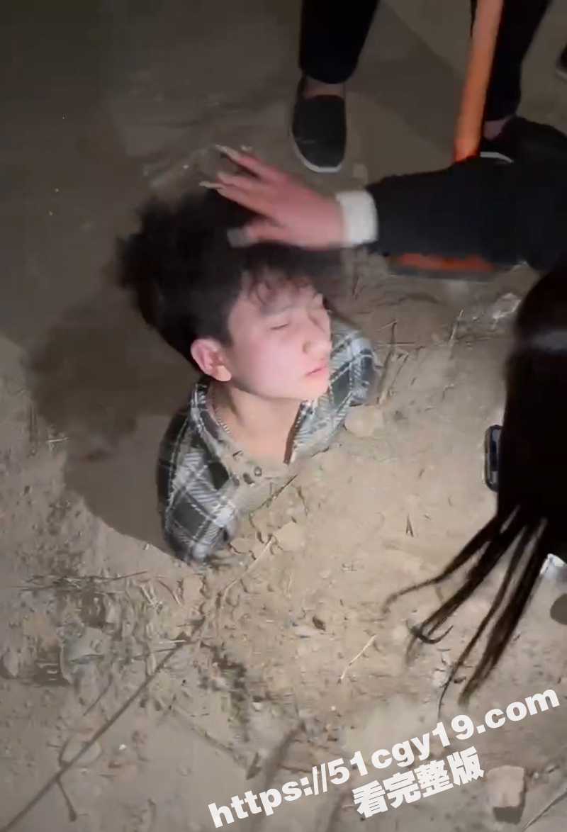 真人版出轨就活埋你！东北小伙出轨被抓 女友竟聚众将其活埋 上演东北恐怖爱情故事！
