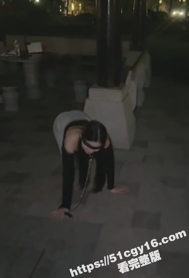 黑丝女王大人 户外凌辱调教绝美女奴！牵着逼里塞着跳蛋的母狗逛街 竟被刺激的当场失禁喷尿！