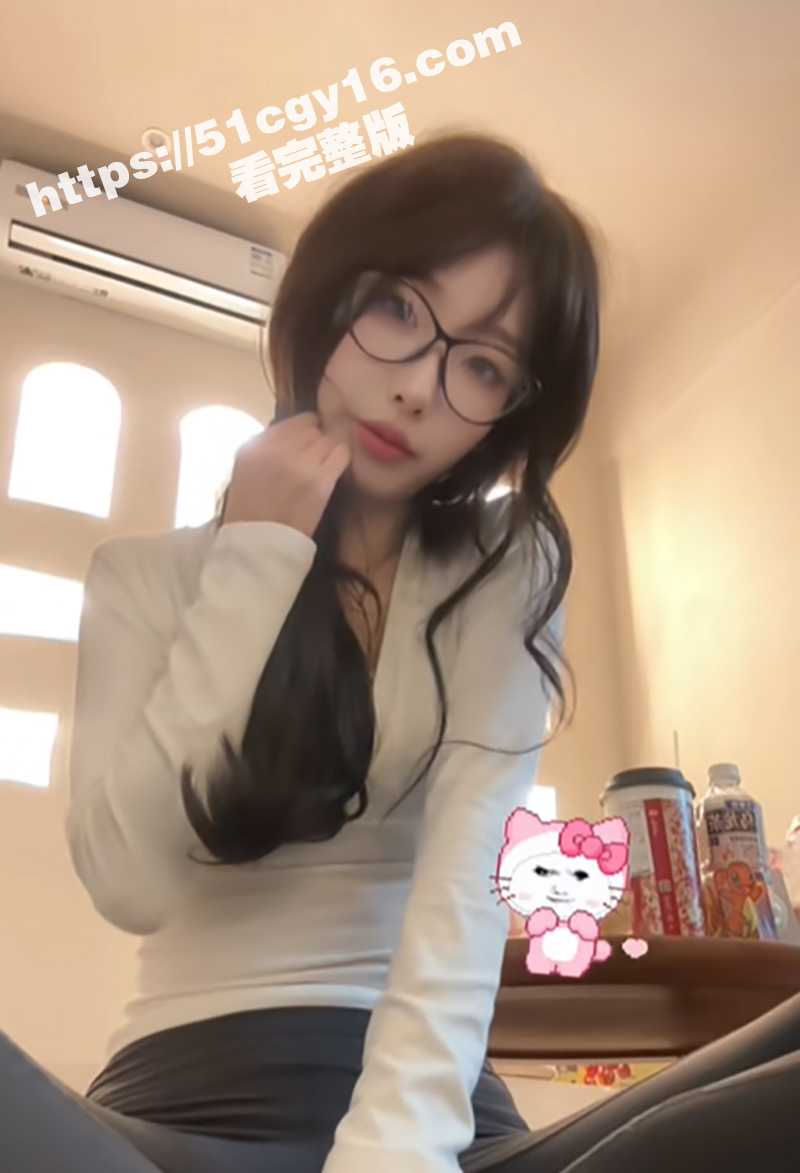 抖音网红 小水不哭 不雅视频突然疯传 在宿舍露脸拍下自慰视频 骚叫BB好痒淫劲十足！