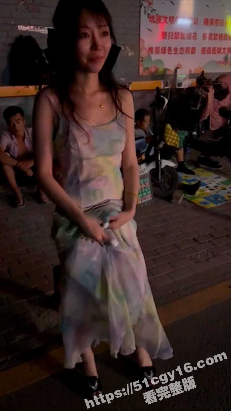 反差女神彤彤乖人前露出-2