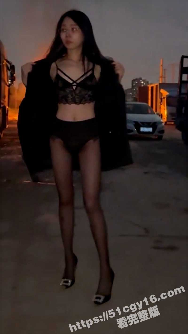反差女神彤彤乖人前露出-3