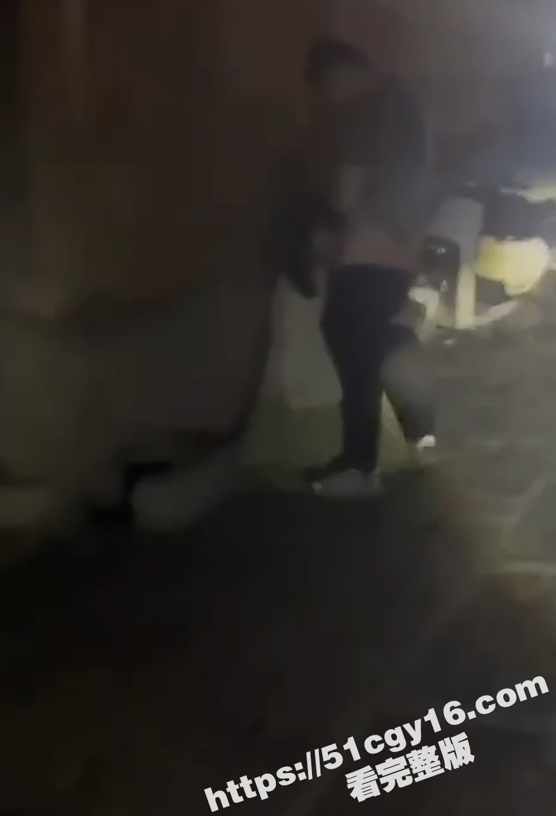 青州古城小巷 情侣野战视频 爆火全网！中午在弥河帐篷打野战 晚上转战古街享受口交 还淡定与路人聊天！