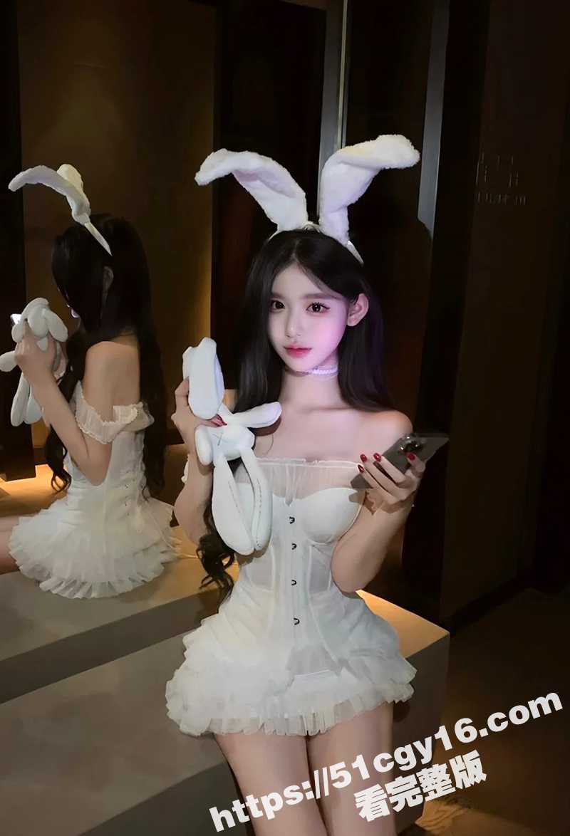 顶级身材美少女不雅视频流出 白嫩淫娃拍下各种露出淫照 抠弄粉嫩蜜穴 尺度相当炸裂！