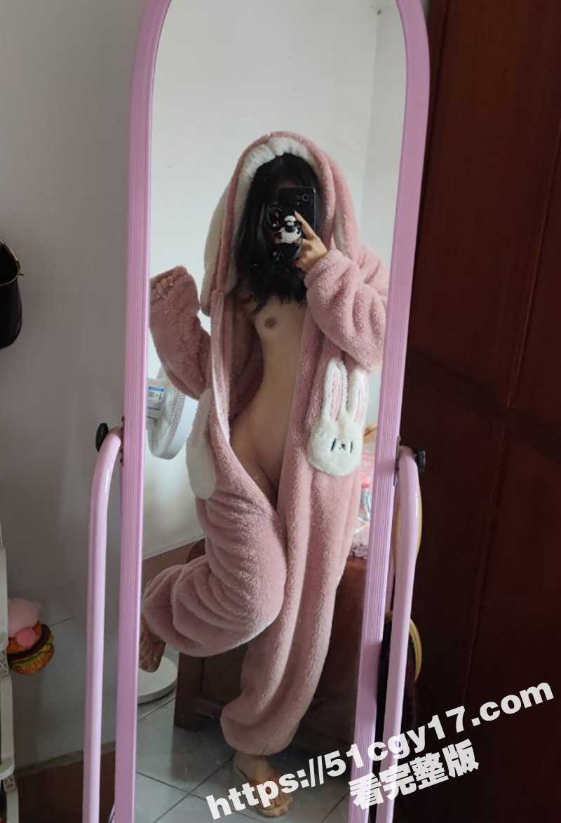 白月光少女 不雅视频被曝 竟被大叔调教成乖巧小淫猫 各种露出自慰 搂腰猛操蜜穴流水不止！