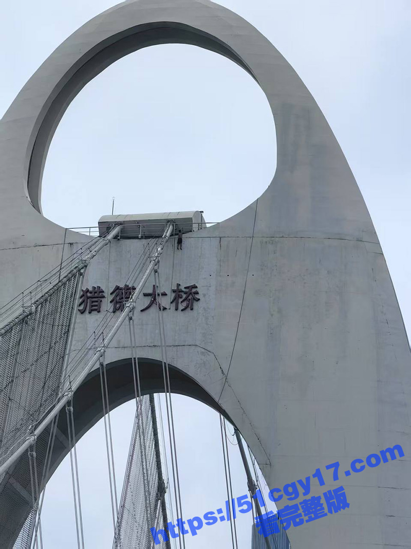 广州一赤裸上身的男子 早高峰爬上猎德大桥轻生 引发大堵车 封路长达22公里 现场视频流出！