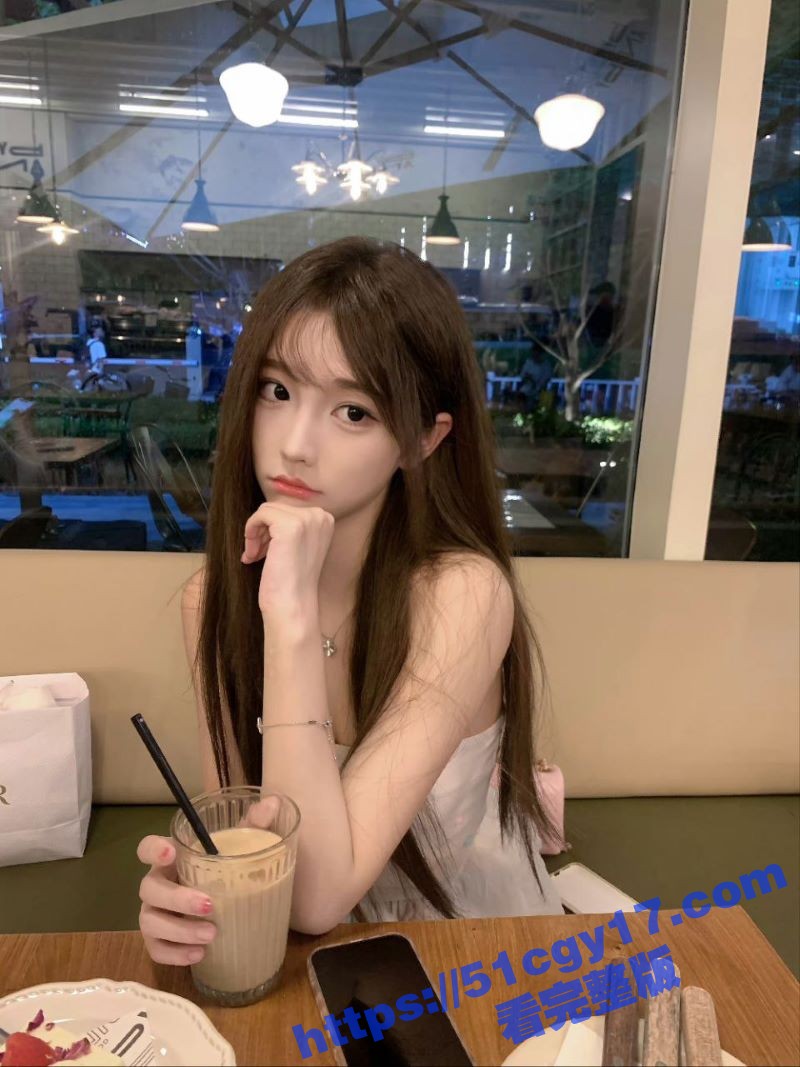 酒后约炮白虎嫩逼学生妹 排卵期摘掉套子无套狂射 三点粉嫩的小母狗被操的呻吟不断！