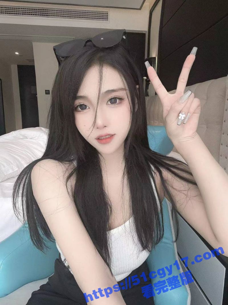 富二代群P狂欢！女大学生被轮操至高潮痉挛喷水 娇嫩身躯在快感中颤抖 爽到失控呻吟！
