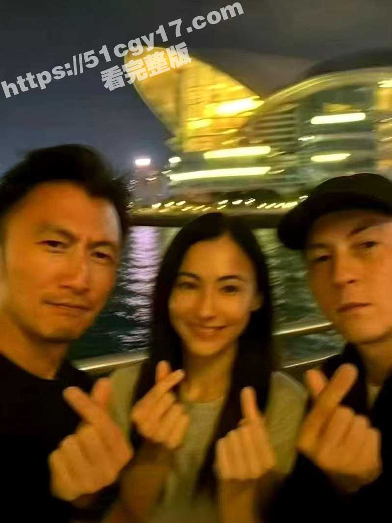08年艳照门事件 时隔多年后 陈冠希 张柏芝与谢霆锋 竟然街头热吻甜蜜合照 这是放下隔阂晚上酒店激情3P吗？