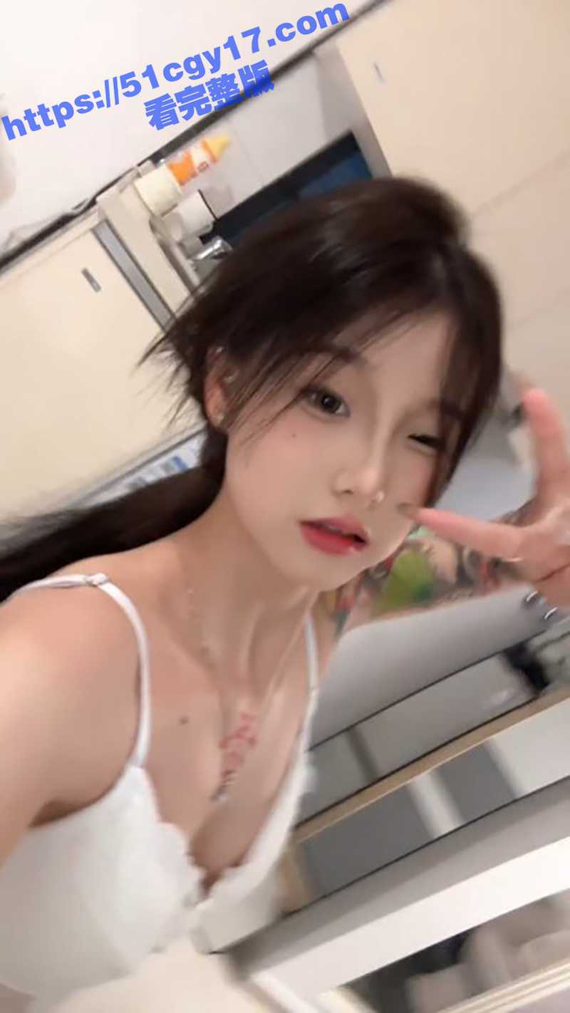 就叫七七32分钟双女主会议室视频（3）