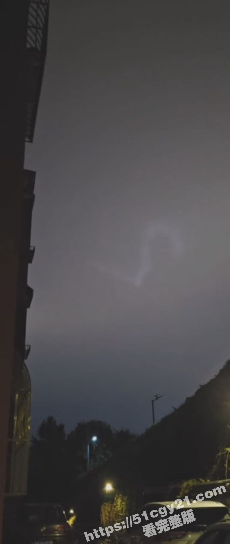 大连夜空惊现UFO！一排发光物体盘旋变形 诡异又震撼！究竟是外星人还是黑科技？