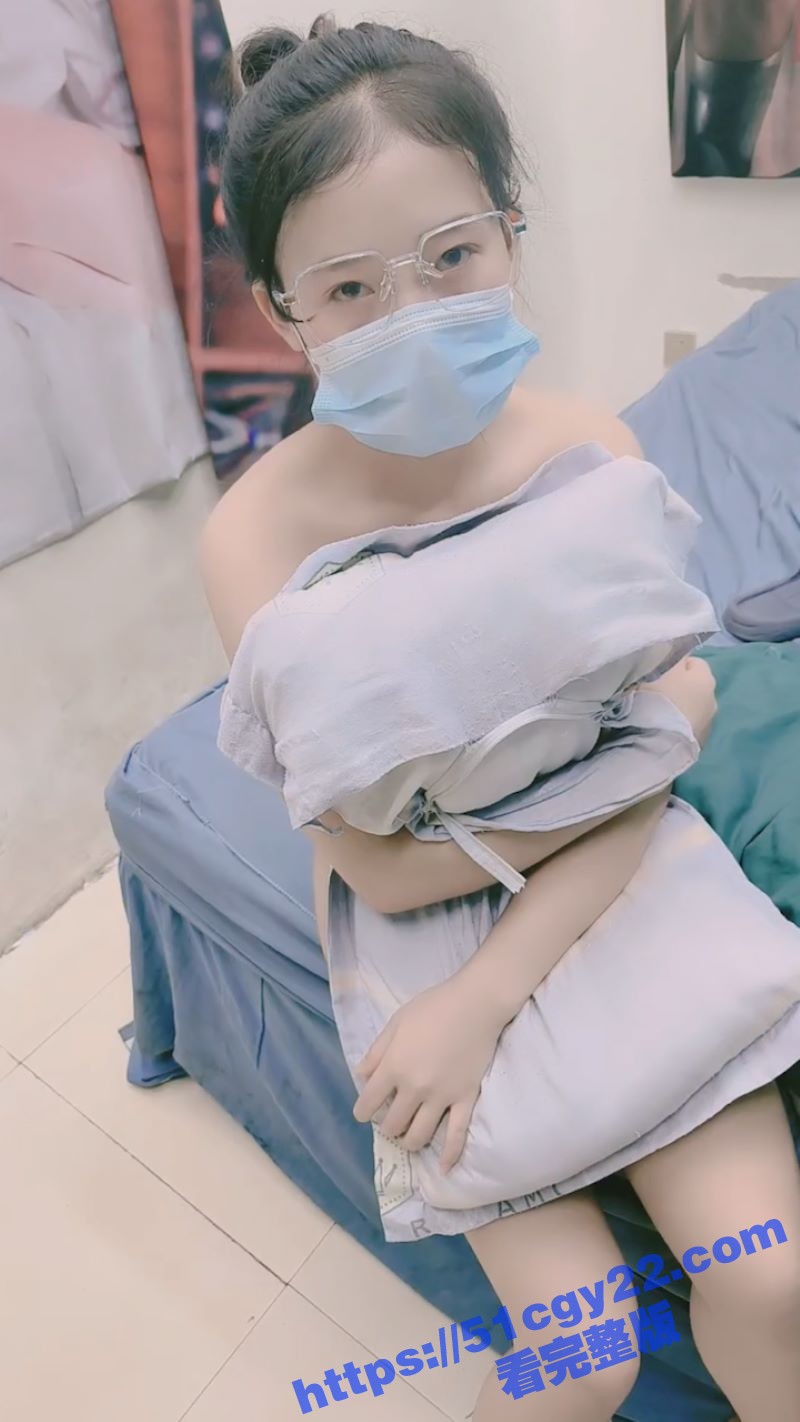 小伙带女朋友参加多人淫趴 两位美女惨遭黑鬼大鸡巴暴力输出 无情打桩让她们肢体颤抖尖叫连连！