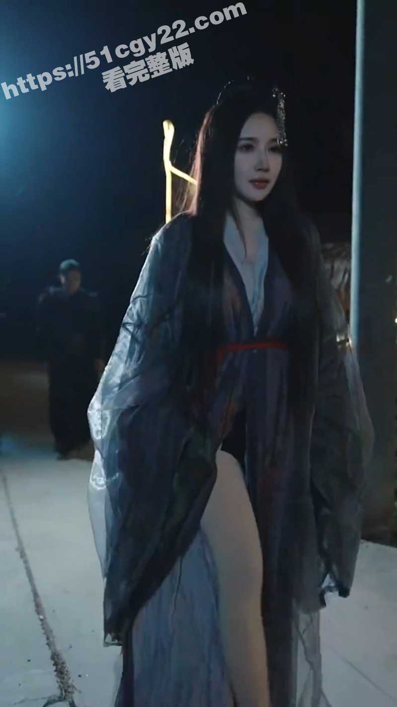 每日短剧《我的房东是个高手》 八号房房东靠收租为生 没想到房子竟是修炼宝地 租客个个都是顶尖高手！