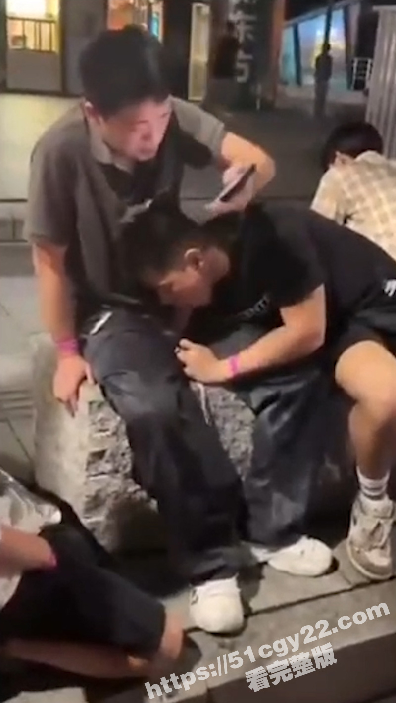 广州炸裂夜生活！PARK酒吧门口 惊现三男口交互吃 大尺度画面全网疯传 这是GAY圈狂欢大聚会吗？