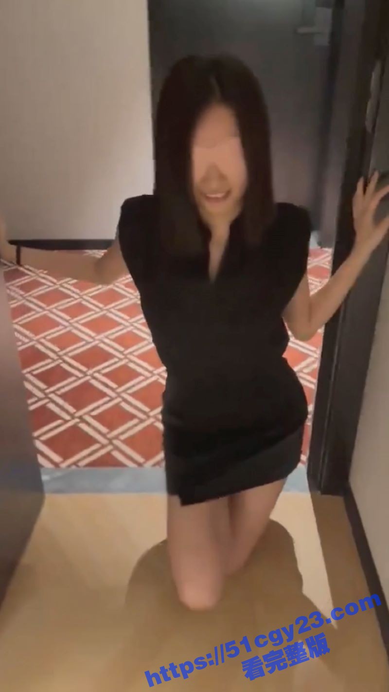 母狗骚妻出轨富哥 舔脚口交露出调教 被干到高潮时电话羞辱老公 言语露骨令人瞠目！