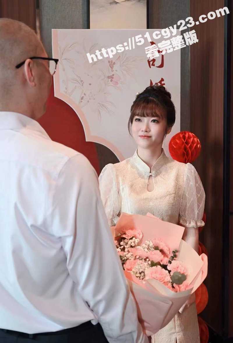 山东济南清纯美女 陈佳 刚订婚就被猥琐同事盯上 厕所偷拍大量放尿视频 生活照同步流出！