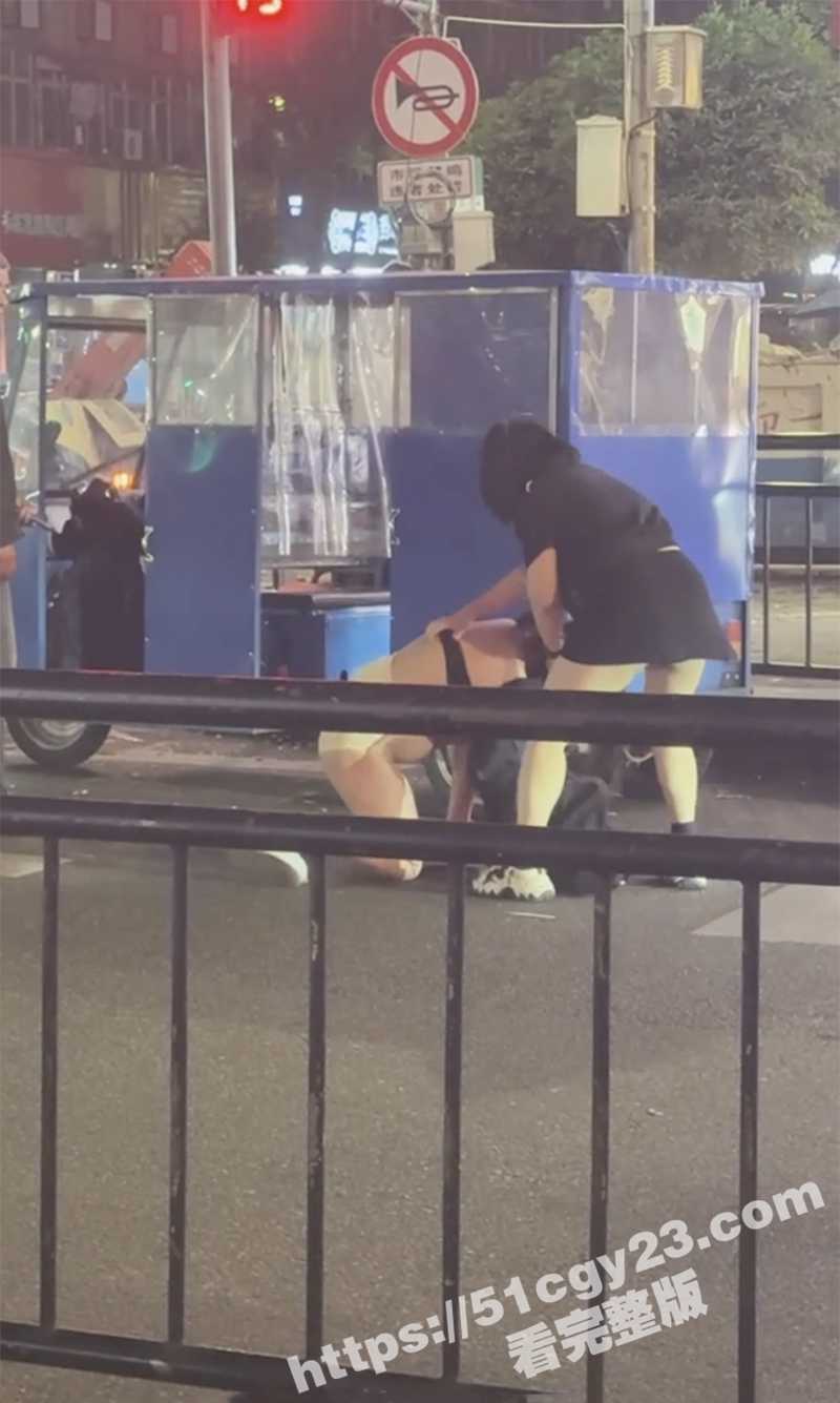 温州龙湾永中路 原配当街暴打小三 现场视频曝光 拳脚相向整个屁股和内裤都露出来 一旁大爷眼睛都看直了！