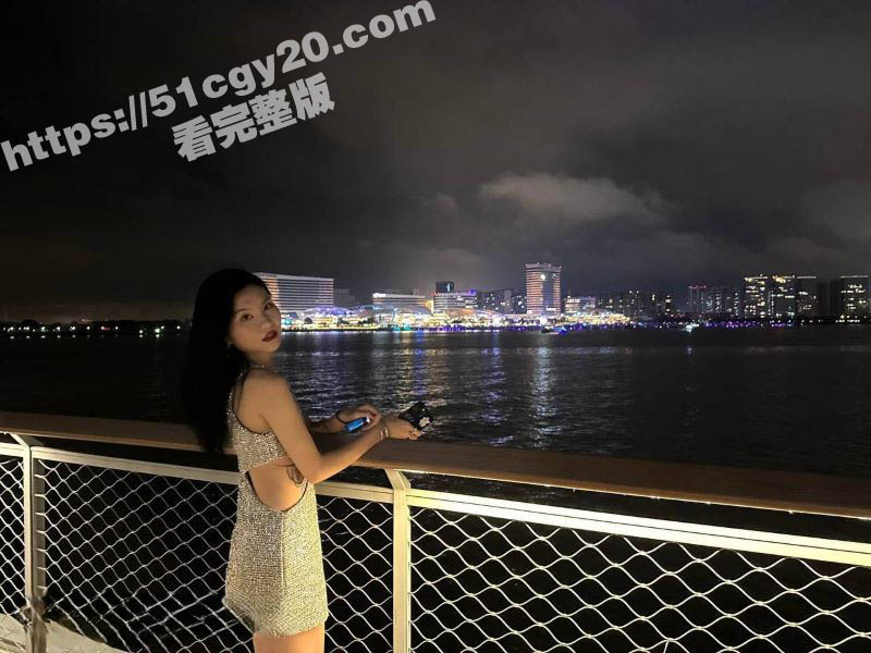 上海艺术校花堕落成母狗 被土豪车震吞精调教 对着路人无套后入 骚穴被干得淫水四溢！