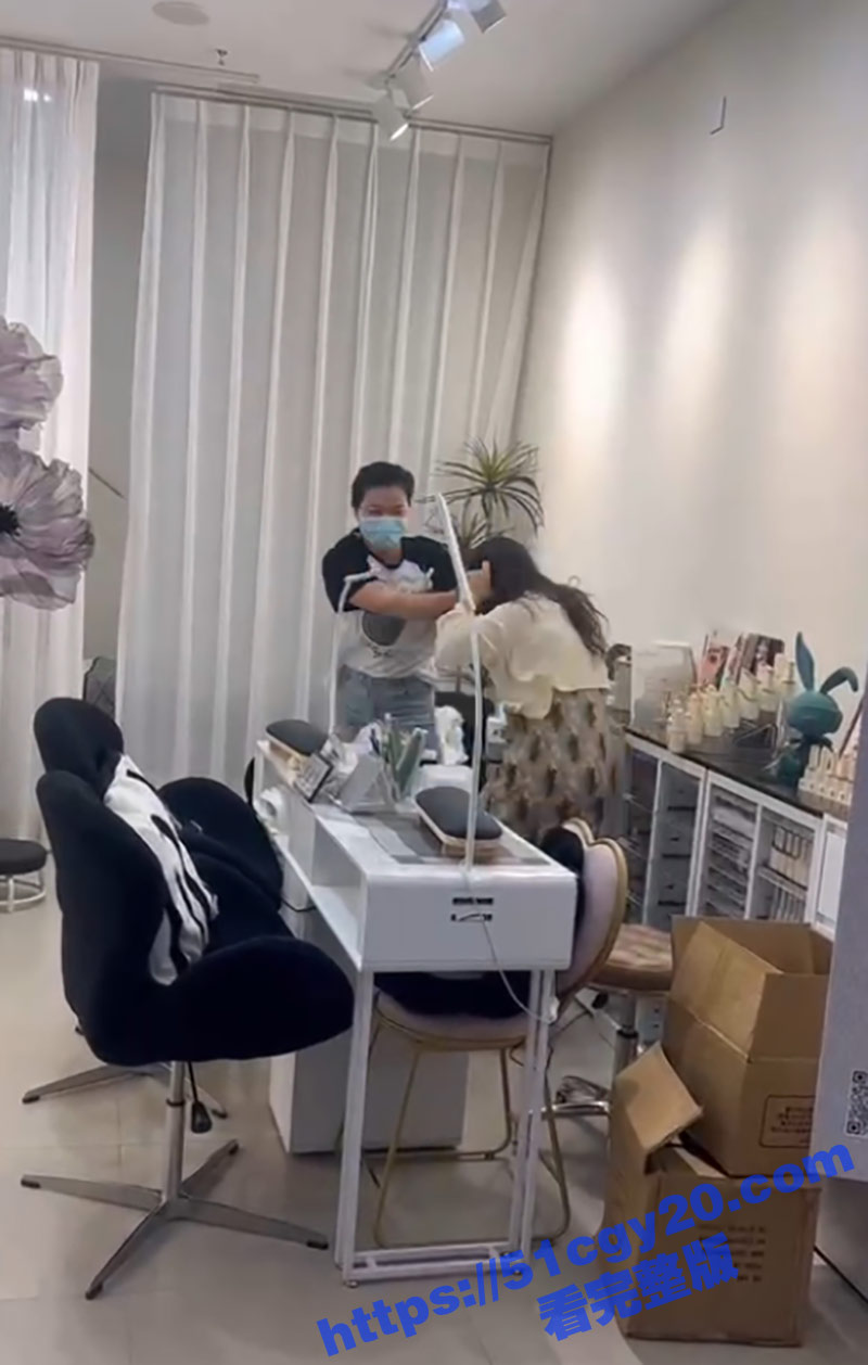 正室怒闯美甲店手撕小三 巴掌扇脸吊带扯烂 奶子都快蹦出来了！