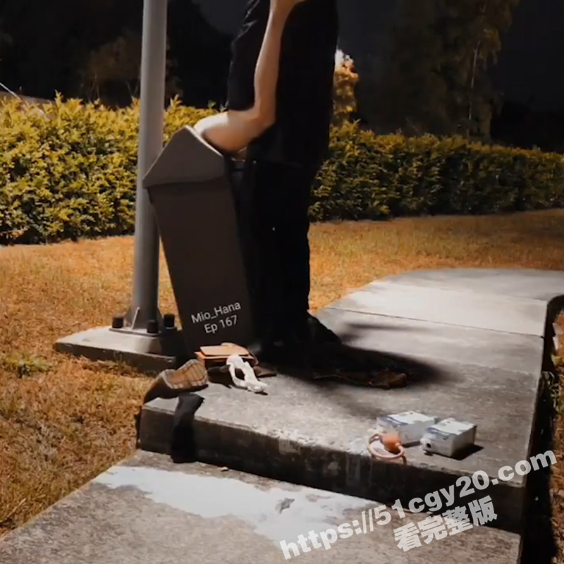 户外圈又出新花样！美女深夜倒立在垃圾桶供路人随意插入 高潮抽搐淫水狂喷1米多高 这又是什么新赛道吗？