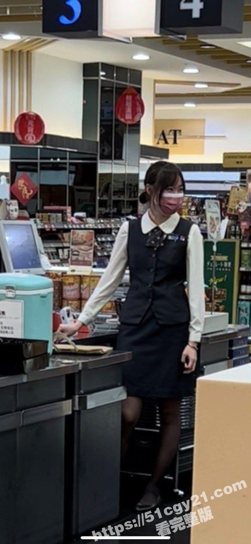 绿帽男把超市上班的女友献给好兄弟 自己在一旁淡定录像 看着黑丝小母狗被好兄弟后入爆操！