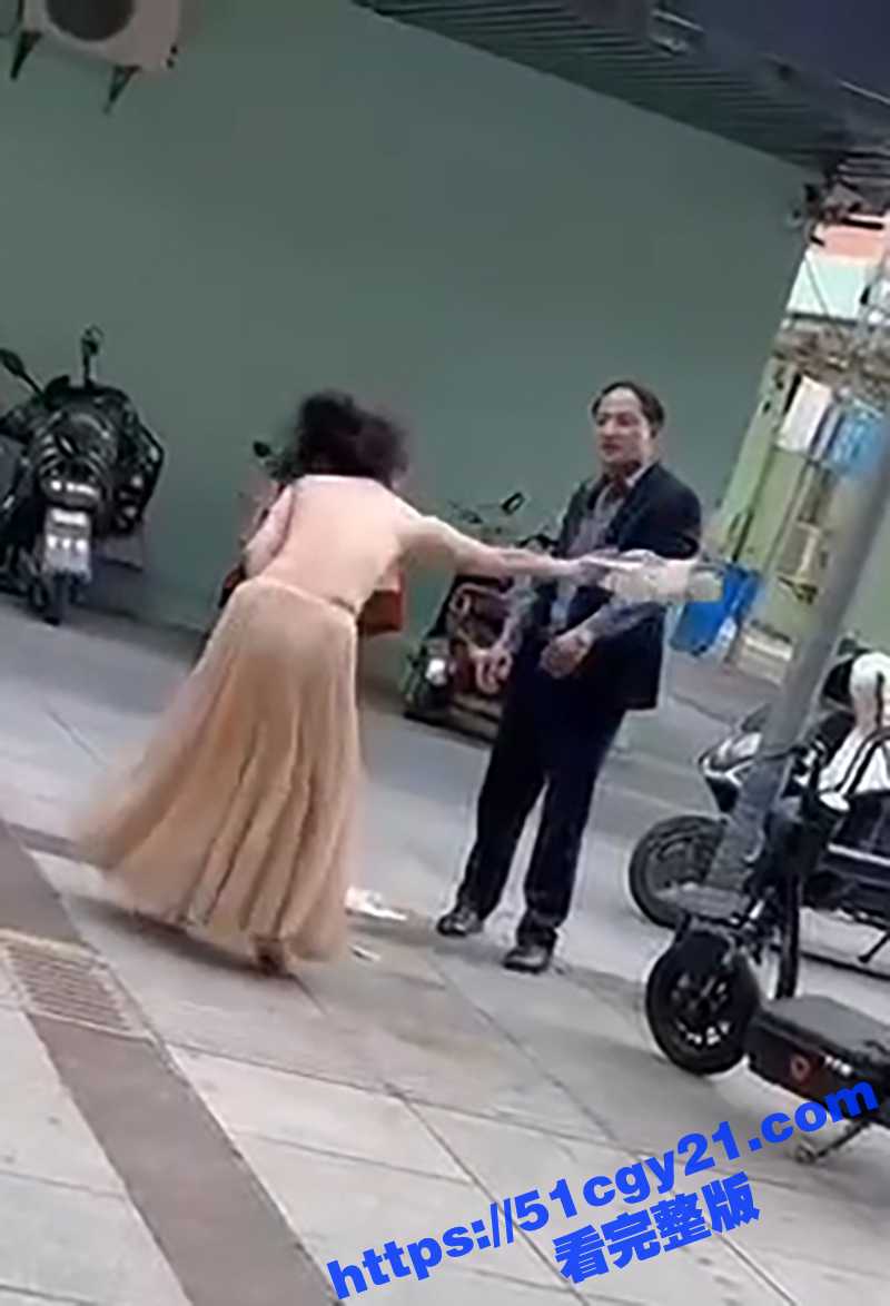 情侣街头吵架脱衣服视频 (3)