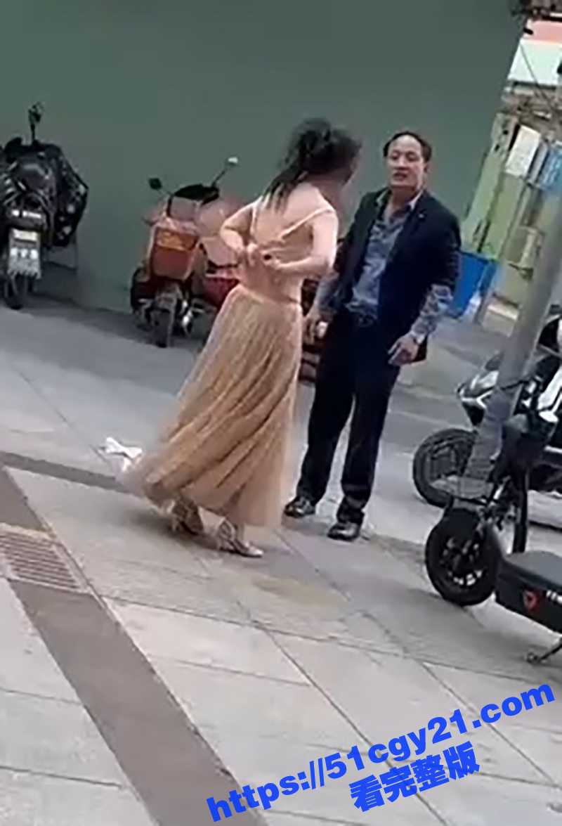 情侣吵架渣男竟逼美妇脱光还债！大奶美女赤裸崩溃大喊 好心路人出手帮忙 完整视频炸裂全网！