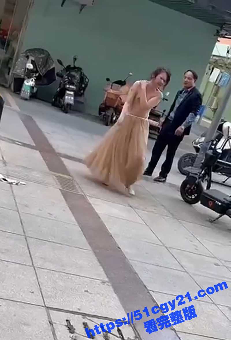 情侣街头吵架脱衣服视频 (5)