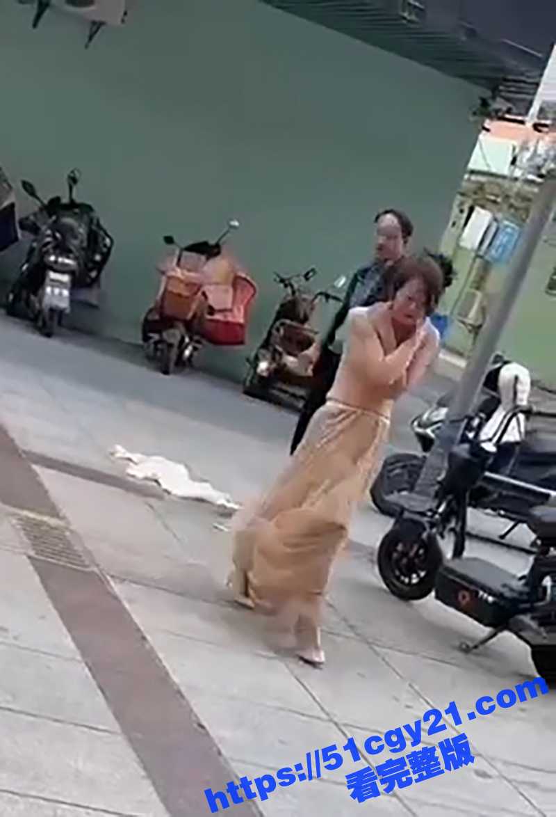 情侣街头吵架脱衣服视频 (6)