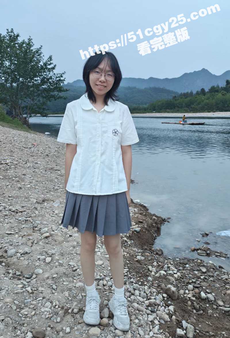 大二清纯眼镜妹不雅视频爆出！制服诱惑无套猛操 高举双腿秀骚穴 被大屌抽插爽到失神！