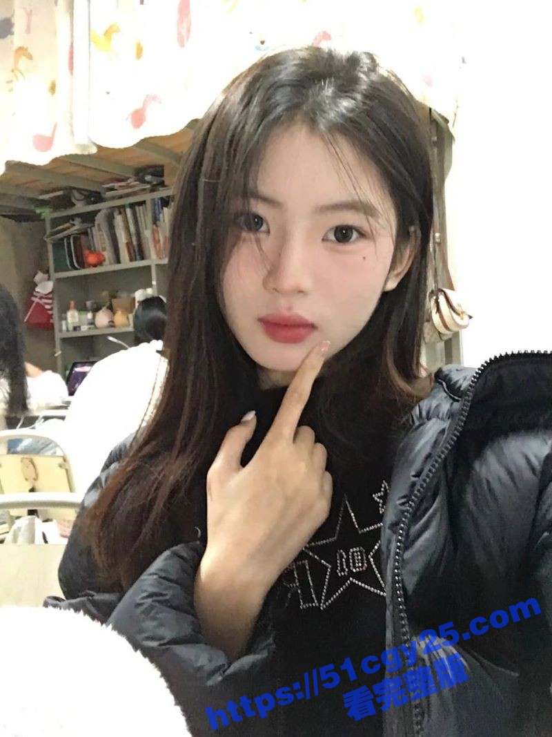 湖南清纯学生妹 与黄毛做爱视频曝光 身材娇小曲线撩人 白虎嫩穴被黄毛无套爆操 淫叫连连！