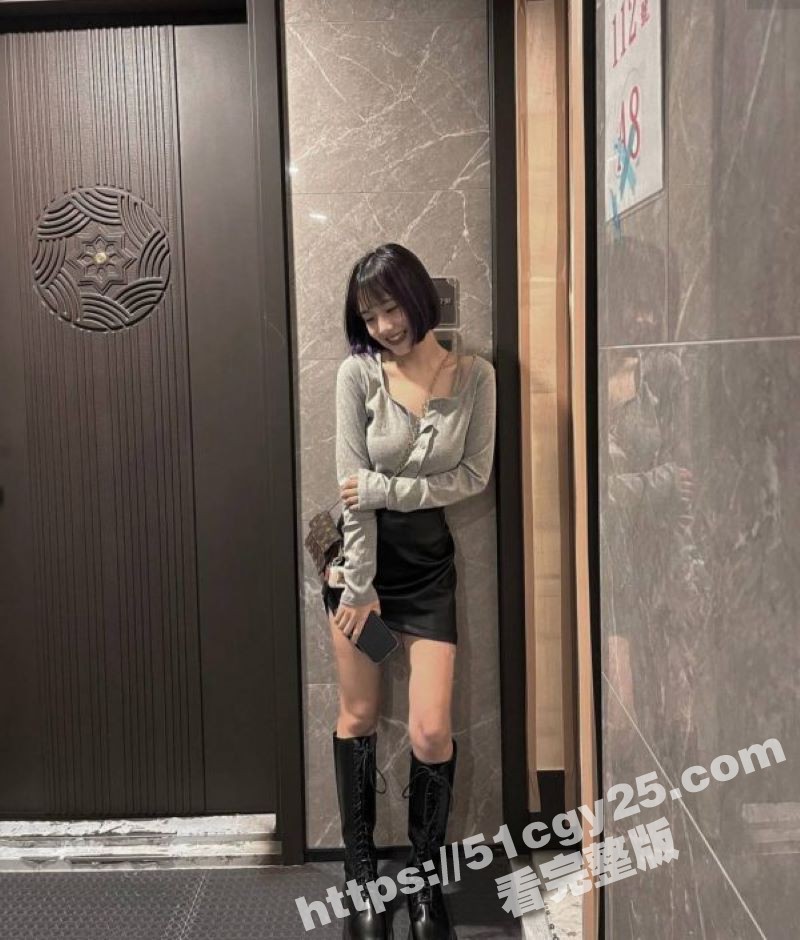 台湾极品小甜妹3P约炮视频流出！同时口交后入场面淫靡不堪 高翘臀部遭打桩爆操 娇喘连连！