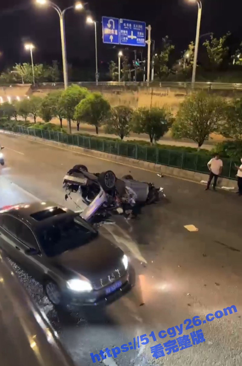 贵阳龙水路小米su7飙车将出租车司机爆头07